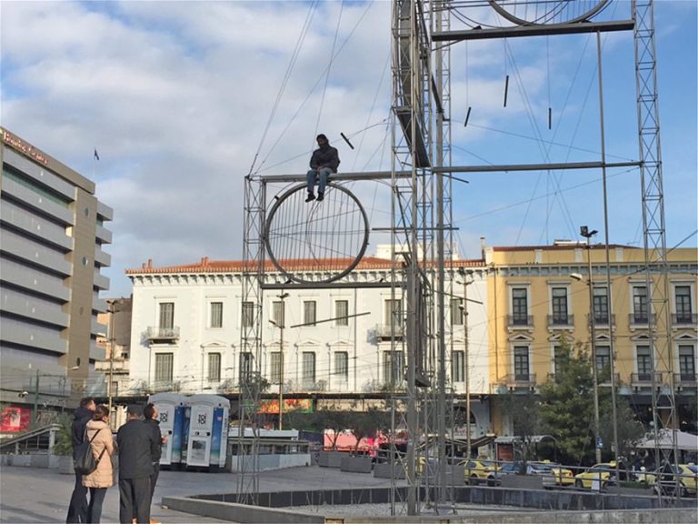 Συναγερμός στην Ομόνοια: Άντρας ανέβηκε στο γλυπτό της πλατείας