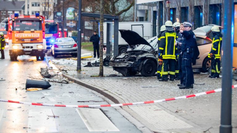 ΓΕΡΜΑΝΙΚΉ ΑΣΤΥΝΟΜΊΑ: Ο ΟΔΗΓΌΣ ΠΟΥ ΈΠΕΣΕ ΕΠΆΝΩ ΣΤΗΝ ΣΤΆΣΗ ΛΕΩΦΟΡΕΊΟΥ ΉΘΕΛΕ ΝΑ ΑΥΤΟΚΤΟΝΉΣΕΙ