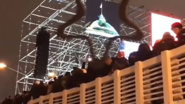 Η στιγμή της κατάρρευσης πεζογέφυρας γεμάτης με κόσμο στη Μόσχα