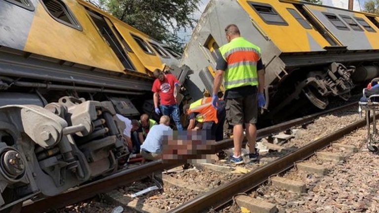 Πρετόρια: Τουλάχιστον δύο νεκροί και δεκάδες τραυματίες έπειτα από σύγκρουση τρένων