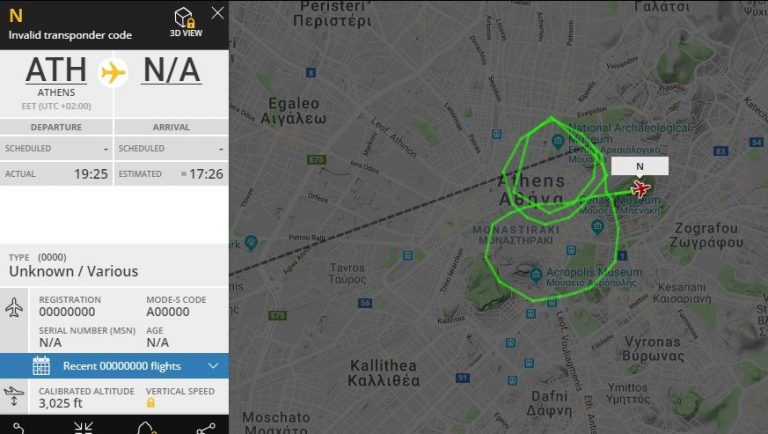 Ενα αεροπλανο κανει σβουρες πανω απο την αθηνα σε χαμηλο υψος ..!!