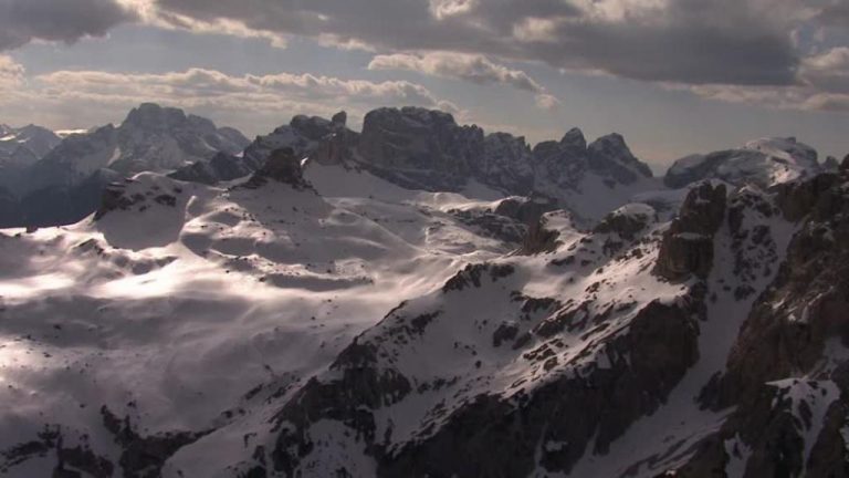 Αεροπορικό δυστύχημα στις Άλπεις: Σφοδρή σύγκρουση τουριστικού αεροπλάνου και ελικοπτέρου στον αέρα