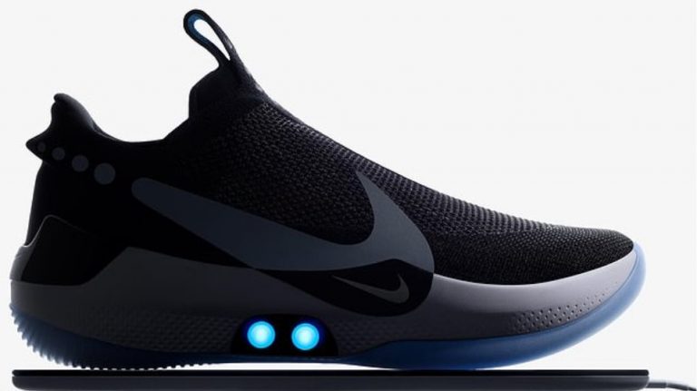 Η Nike έφτιαξε παπούτσι που προσαρμόζεται στο πόδι που το φοράει – Παίρνει «εντολές» μέσω κινητού!