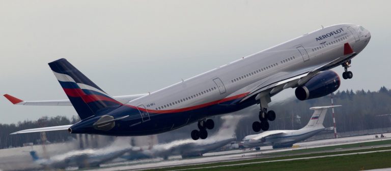 Tρόμος σε πτήση της Aeroflot: Ένοπλος ψυχάκιας κρατάει 76 ομήρους!