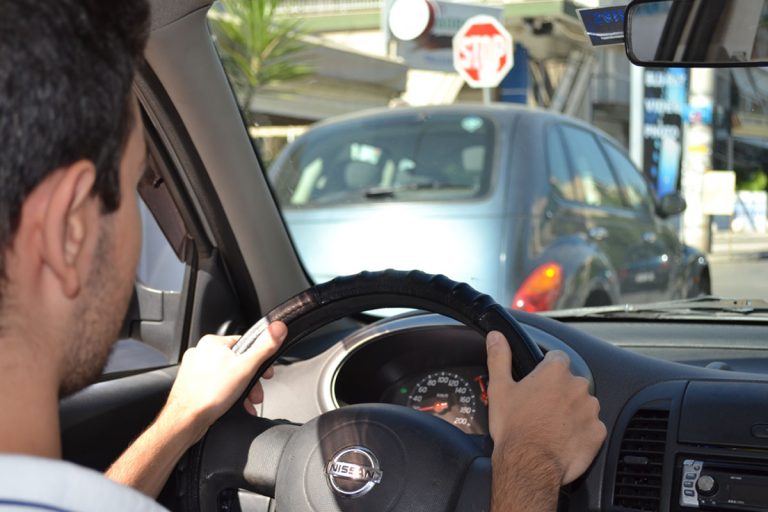 Αλλάζουν τα πάντα στα διπλώματα οδήγησης: Στο τιμόνι από τα 17 -Τέλος «λάδωμα»