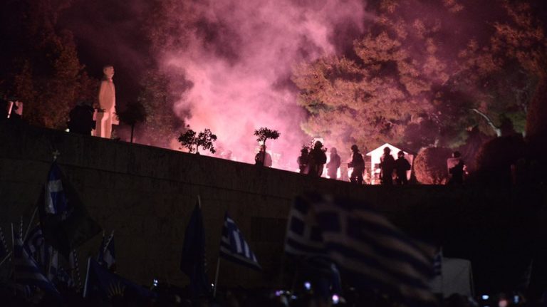 Live από το συλλαλητήριο στο Σύνταγμα: Πετροπόλεμος και χημικά στην Αμαλίας