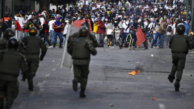 Ενα βήμα από τον εμφύλιο η Βενεζουέλα: 13 νεκροί σε βίαια επεισόδια