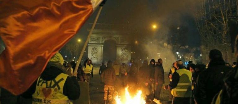 Χαμός στο Παρίσι: Εισβολή στο υπουργείο Τύπου – Ο υπουργός φυγαδεύτηκε όπως-όπως