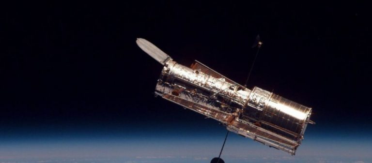 Το τηλεσκόπιο Χαμπλ εντόπισε «διαστημική νυχτερίδα να κουνάει τα φτερά της»