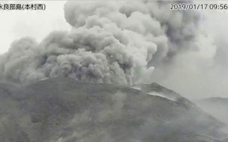 Η στιγμή της έκρηξης ηφαιστείου σε νησί της Ιαπωνίας