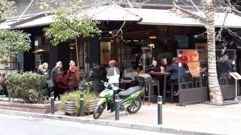 Ωρα 14:00! Τα κοπρόσκυλα του Κολωνακίου. Καπνίζουν τα πούρα τους και πίνουν σαμπάνιες