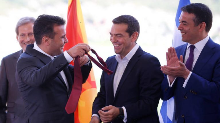 ΠΓΔΜ: Οι αντιδράσεις εντός και εκτός συνόρων μετά την τροποποίηση του Συντάγματος από τη Βουλή