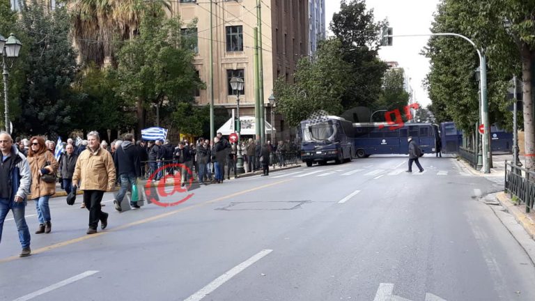 Ωρα 13:42! Με διπλό φράκτη κρατάνε μακριά τους άπλυτους υπαλληλάκους της Αριστεράς που κάνουν αντισυγκέντρωση