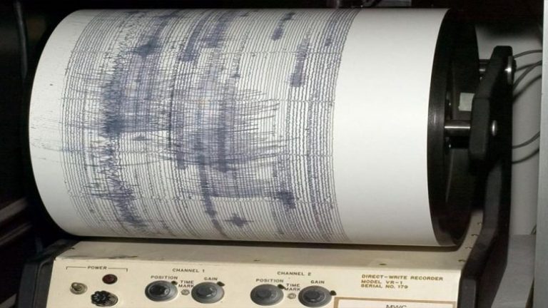 Μηπως οσοι ειστε απο την Ραφηνα και γυρω περιοχες νοιωθετε μικρους στιγμιαιους σεισμους απο το Πρωι;