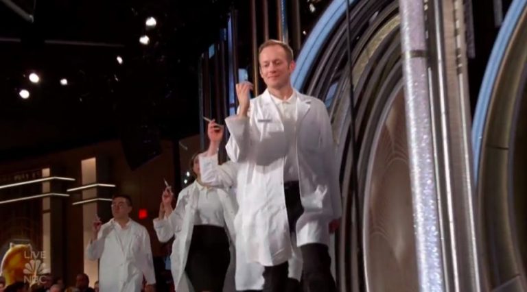 Έκαναν «έφοδο» με… «εμβόλια» στις Χρυσές Σφαίρες – Απίστευτο περιστατικό με περίεργες προεκτάσεις – Δείτε τα ΒΙΝΤΕΟ