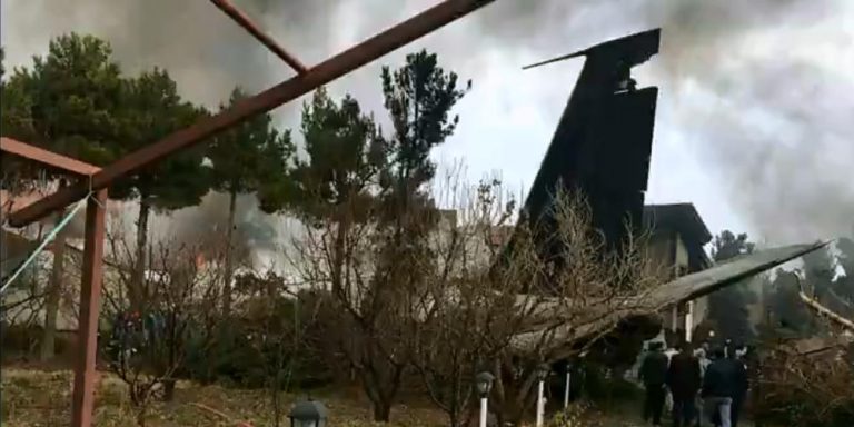 Εικόνες-σοκ από την συντριβή του Boeing κοντά στην Τεχεράνη