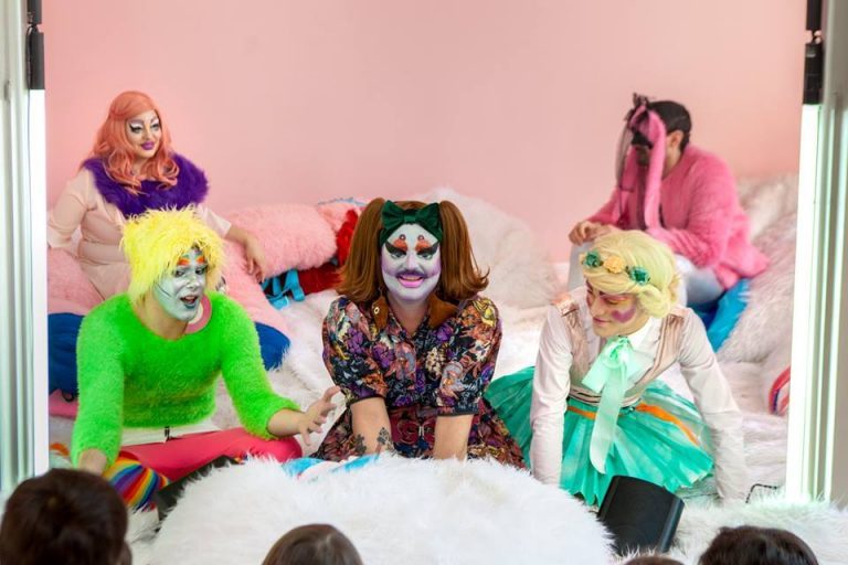 Drag queens διαβάζουν παραμύθια σε μικρά παιδιά σε βιβλιοθήκη στην Αθήνα