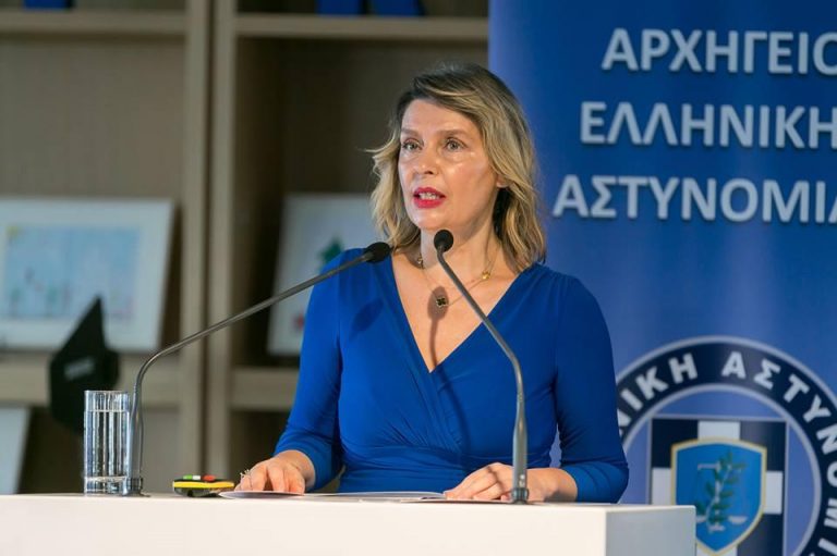 Κ. Παπακώστα , εάν ψηφίσεις τη συμφωνία των Πρεσπών ,παραιτήσου .Η αστυνομία θα σου «γυρίσει την πλάτη» για πάντα