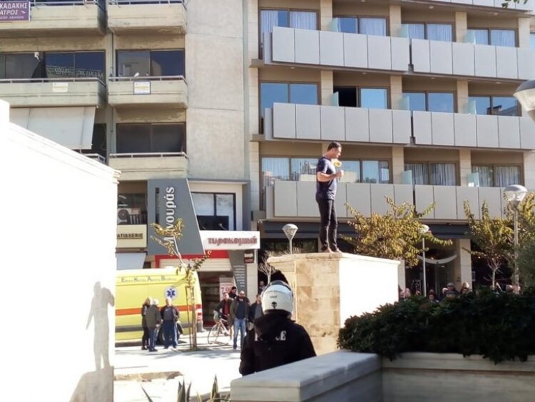 Άνδρας απειλεί να αυτοπυρποληθεί