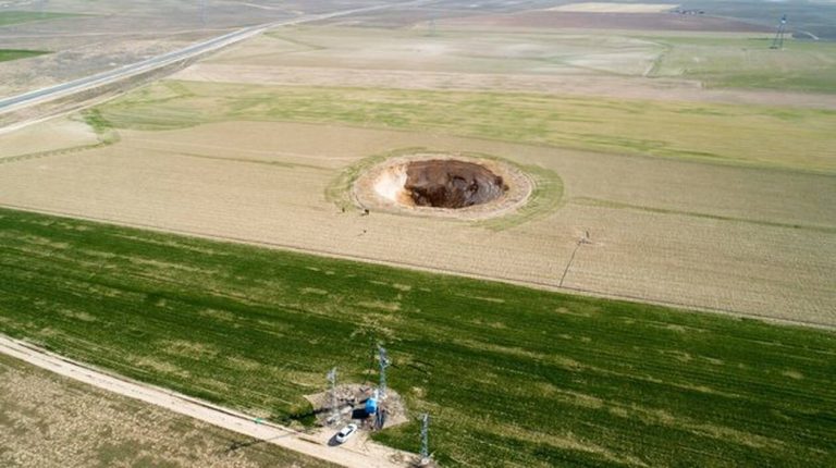 Ανοίγουν γιγαντιαίες τρύπες στην Τουρκία – Τι λένε οι επιστήμονες