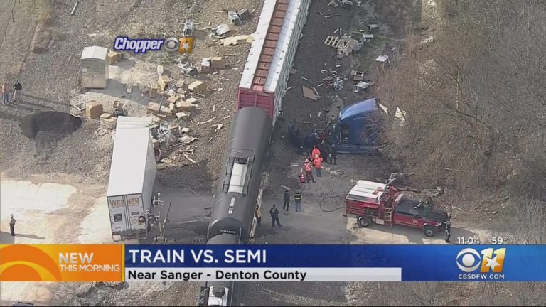 ΕΠΊΘΕΣΗ ΠΕΔΊΟΥ ΜΕ ΤΡΈΝΟ ΝΑ ΔΙΑΛΎΕΙ ΦΟΡΤΗΓΌ ΣΤΟ ΤΈΞΑΣ