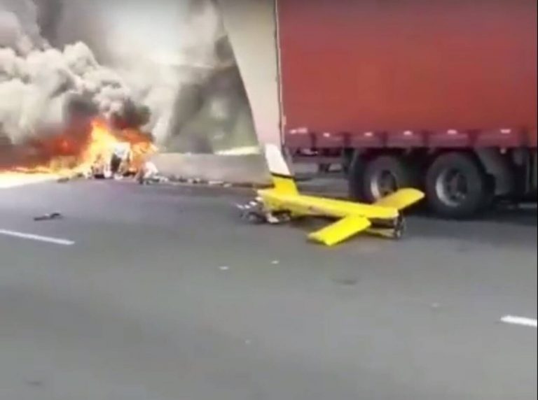 Φριχτό δυστύχημα: Ελικόπτερο συγκρούσθηκε με νταλίκα εν κινήσει – Νεκρός γνωστός δημοσιογράφος