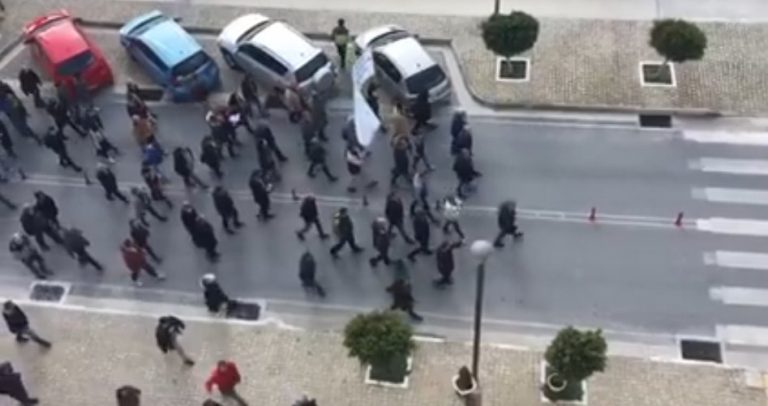 «Κατέβασε ρολά» η Σάμος – Στους δρόμους οι κάτοικοι – Ζητούν να κλείσει η δομή φιλοξενίας των προσφύγων