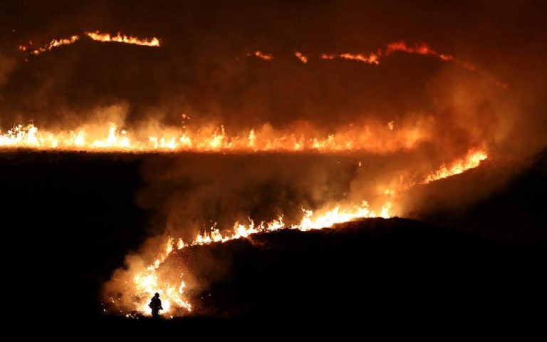 Σειρά από πυρκαγιές λόγω του ασυνήθιστα ζεστού καιρού στη Βρετανία
