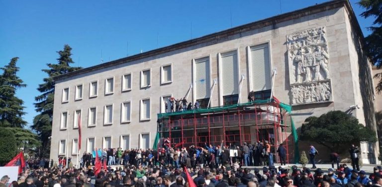 Αλβανία: Εισέβαλαν στο Πρωθυπουργικό Μέγαρο