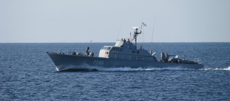 Πολεμικό σκάφος στις ακτές της Νέας Μάκρης χωρίς σημαία;