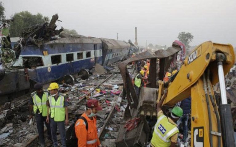 ΤΟΥΛΆΧΙΣΤΟΝ 6 ΆΤΟΜΑ ΣΚΟΤΏΘΗΚΑΝ ΣΕ ΔΥΣΤΎΧΗΜΑ ΜΕ ΑΜΑΞΟΣΤΟΙΧΊΑ ΣΤΗΝ ΙΝΔΊΑ