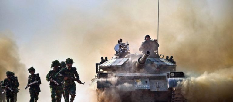 Συγκλονιστικό βίντεο: Σφοδρή ανταλλαγή πυρών EΔ Πακιστάν-Ινδίας – Ετοιμο για πλήξει πακιστανικούς στόχους το Ιράν!