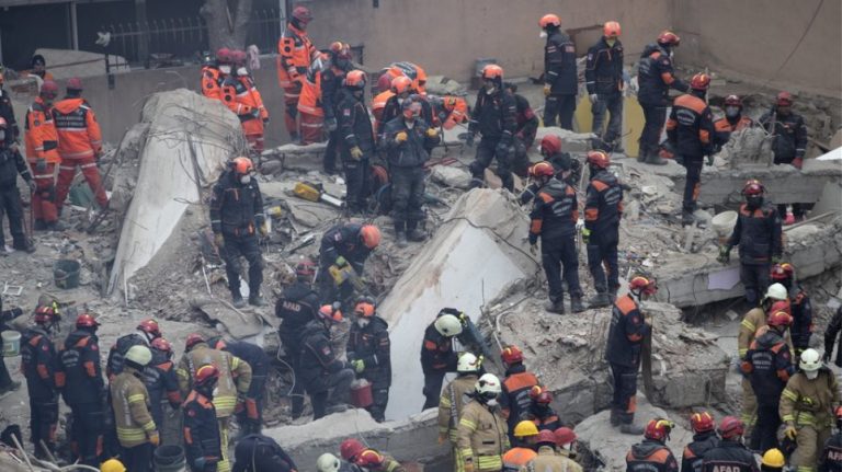 Κωνσταντινούπολη: 17 νεκροί στην πολυκατοικία που κατέρρευσε