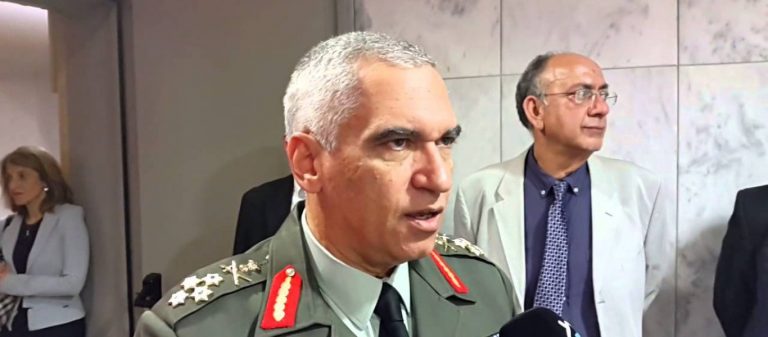 Μ.Κωσταράκος: «Μεγάλη προσβολή προς το στράτευμα η κατάργηση των διακριτικών των Ένοπλων Δυνάμεων»