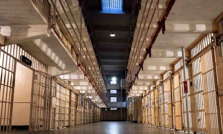 Νέα Ζηλανδία: Η Δικαιοσύνη επέβαλε ποινή ισόβιας κάθειρξης σε 15χρονο