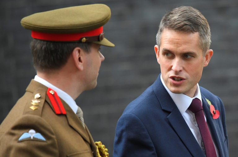 Μήνυμα πολεμικής ετοιμότητας εκπέμπει ο Βρετανός ΥΠΑΜ