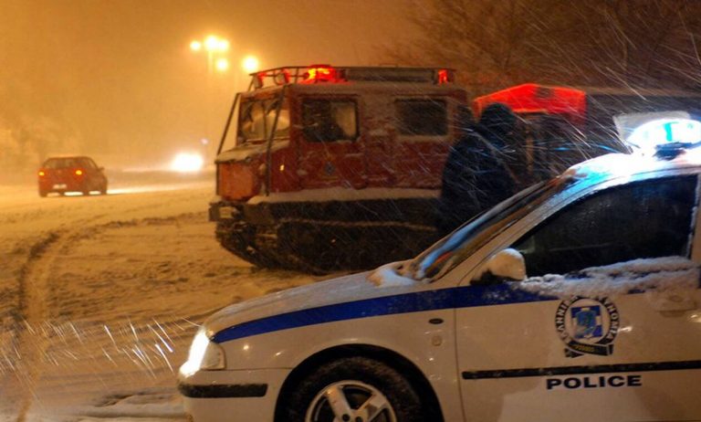 Συναγερμός στην Πάρνηθα: Εγκλωβισμένες δύο οικογένειες εξαιτίας του χιονιού