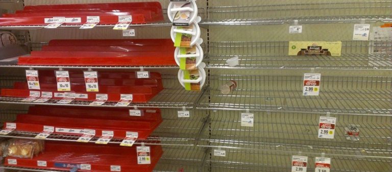 Οι Βρετανοί αδειάζουν τα ράφια των σούπερ μάρκετ ενόψει Brexit