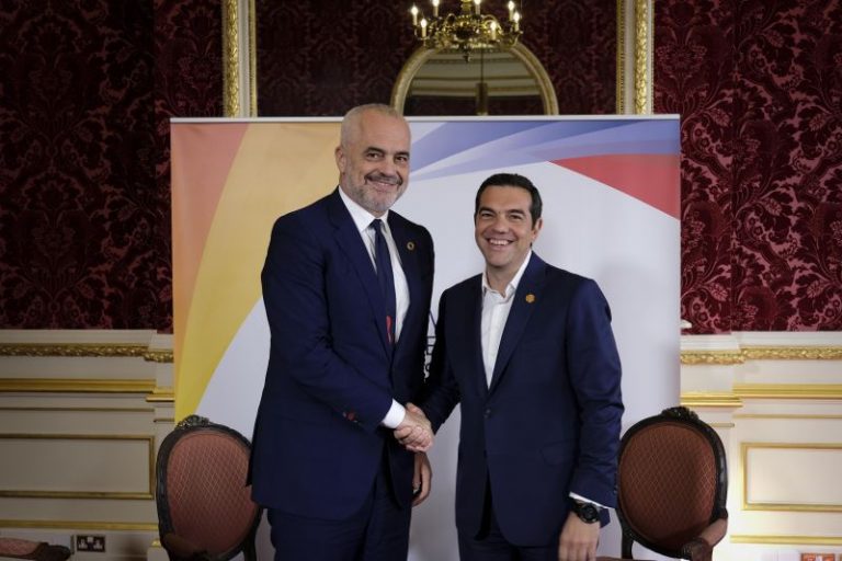 Χάος στην αλβανική Βουλή – Πέταξαν μπογιά στον Έντι Ράμα