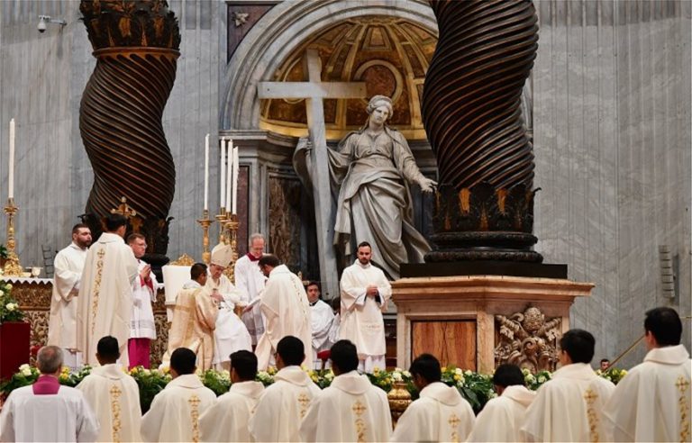 Συγγραφέας «ξεμπροστιάζει» το Βατικανό: 4 στους 5 ιερείς είναι γκέι κι ας «ωρύονται» κατά της ομοφυλοφιλίας!