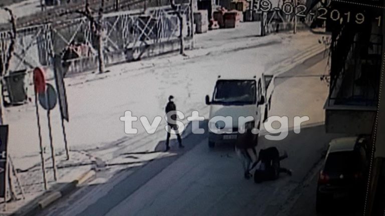 Βίντεο- σοκ! Ανήλικοι επιτίθενται και χτυπούν ηλικιωμένη για να της κλέψουν την τσάντα στη Θήβα