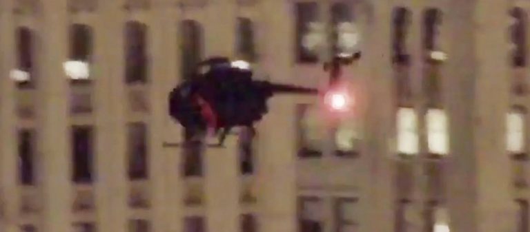 Σαν από ταινία: Ελικόπτερα ειδικών επιχειρήσεων πετούν ανάμεσα στους ουρανοξύστες του Λος Άντζελες