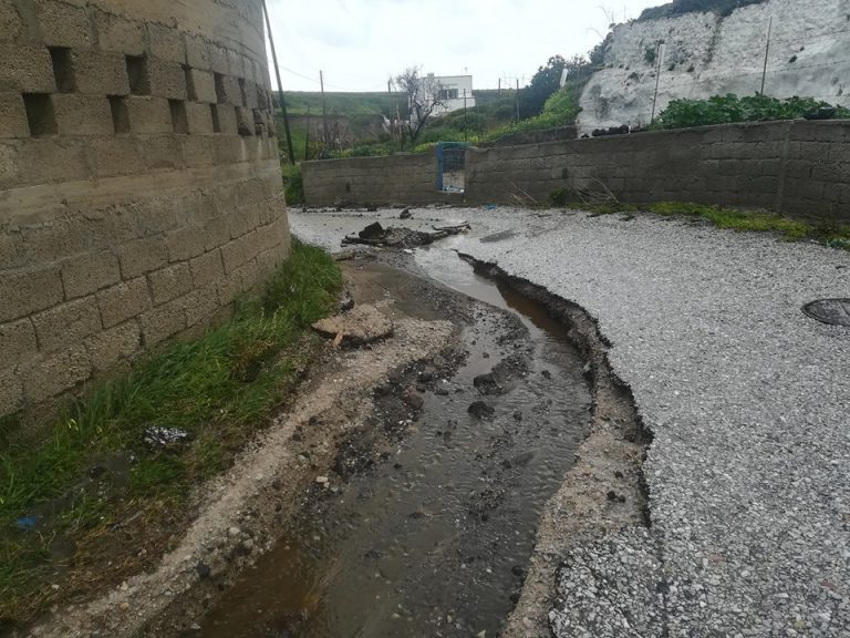 Καταστροφές στο οδικό δίκτυο της Σαντορίνης – Συνεχίζεται η κακοκαιρία