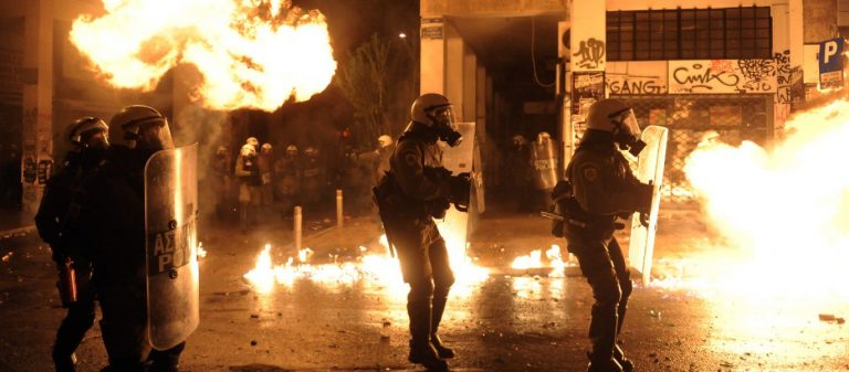 «Νομιμοποιούν» τη χρήση εμπρηστικών βομβών «μολότοφ»: Από κακούργημα… απλό πλημμέλημα !