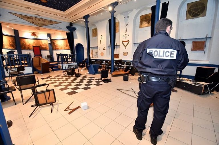 Ξεσηκώνονται οι Ευρωπαίοι πατριώτες: Τα «Κίτρινα Γιλέκα» έκαναν «ντου» σε μασονική στοά – Γκρέμισαν διαβήτες & πεντάλφες