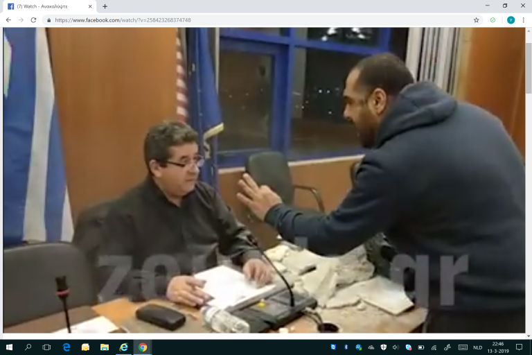 Αγανακτισμένοι γονείς πέταξαν μπάζα στο δημοτικό συμβούλιο