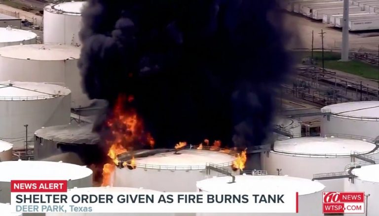 Εκδοθηκε εντολη ευρεσης καταφυγιου σε κοινότητα του Χιούστον, αφού δεξαμενή πετρελαιου επιασε φωτιά.