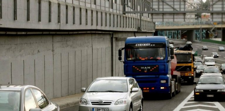Αττική Οδός: Τροχαίο με νταλίκα – Κλειστές δύο λωρίδες