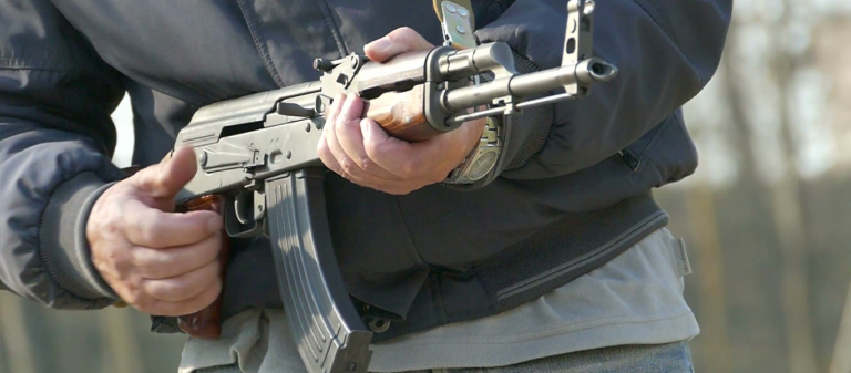 Αγρια μάχη με ΑΚ-47 Καλάσνικοφ σε καταυλισμό Ρομά στην Λαμία – Δύο τραυματίες