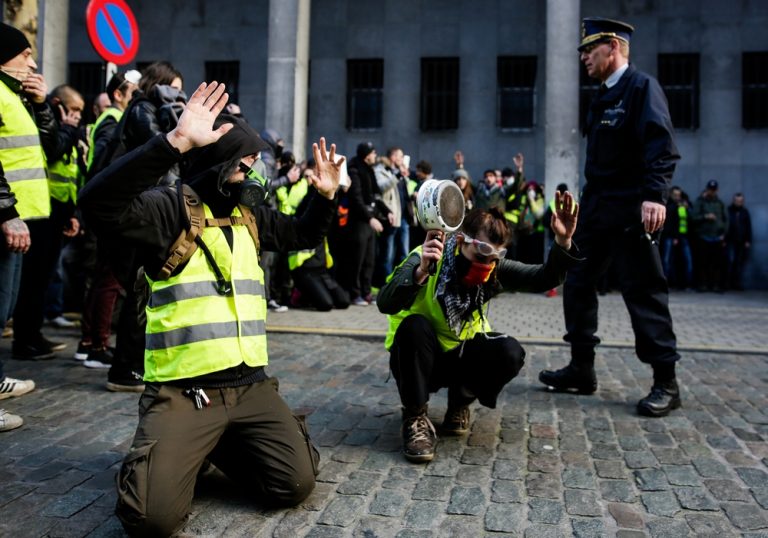 Χωρίς κανένα οίκτο: Στη τελευταία διαδήλωση των «Κίτρινων Γιλέκων» αστυνομικός ψέκασε…